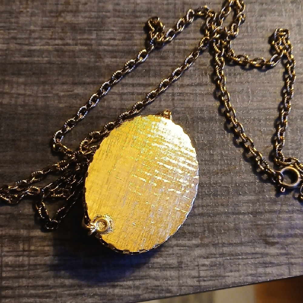 Elegant Green and Gold Tone Pendant Necklace - Picture 2 of 3